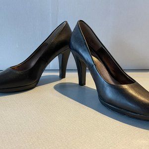 SOFFT Pumps. Black. Size 9.